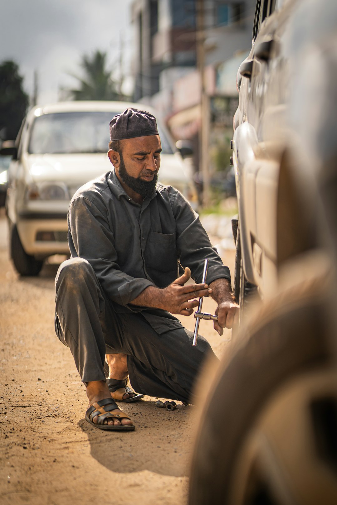 A car mechanic fixes the tyre